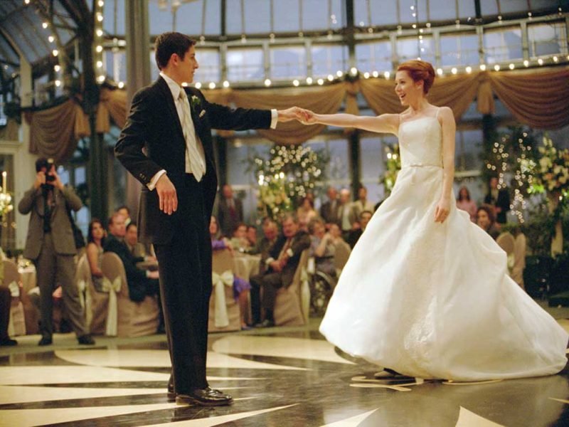 Sposo e sposa ballano il primo ballo di nozze in una sala elegante con luci soffuse